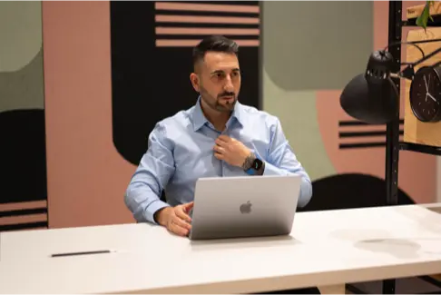 Marko Cvetković am Laptop im Büro
